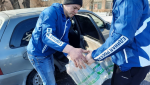 Волонтеры «Единой России» помогают обеспечивать жителей Новотроицка водой