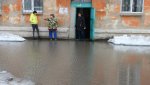На ул. Ленина,12 подъезд затапливает талой водой