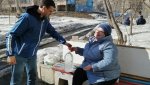 Жители Новотроицка благодарят волонтёров «Единой России» за доставку воды