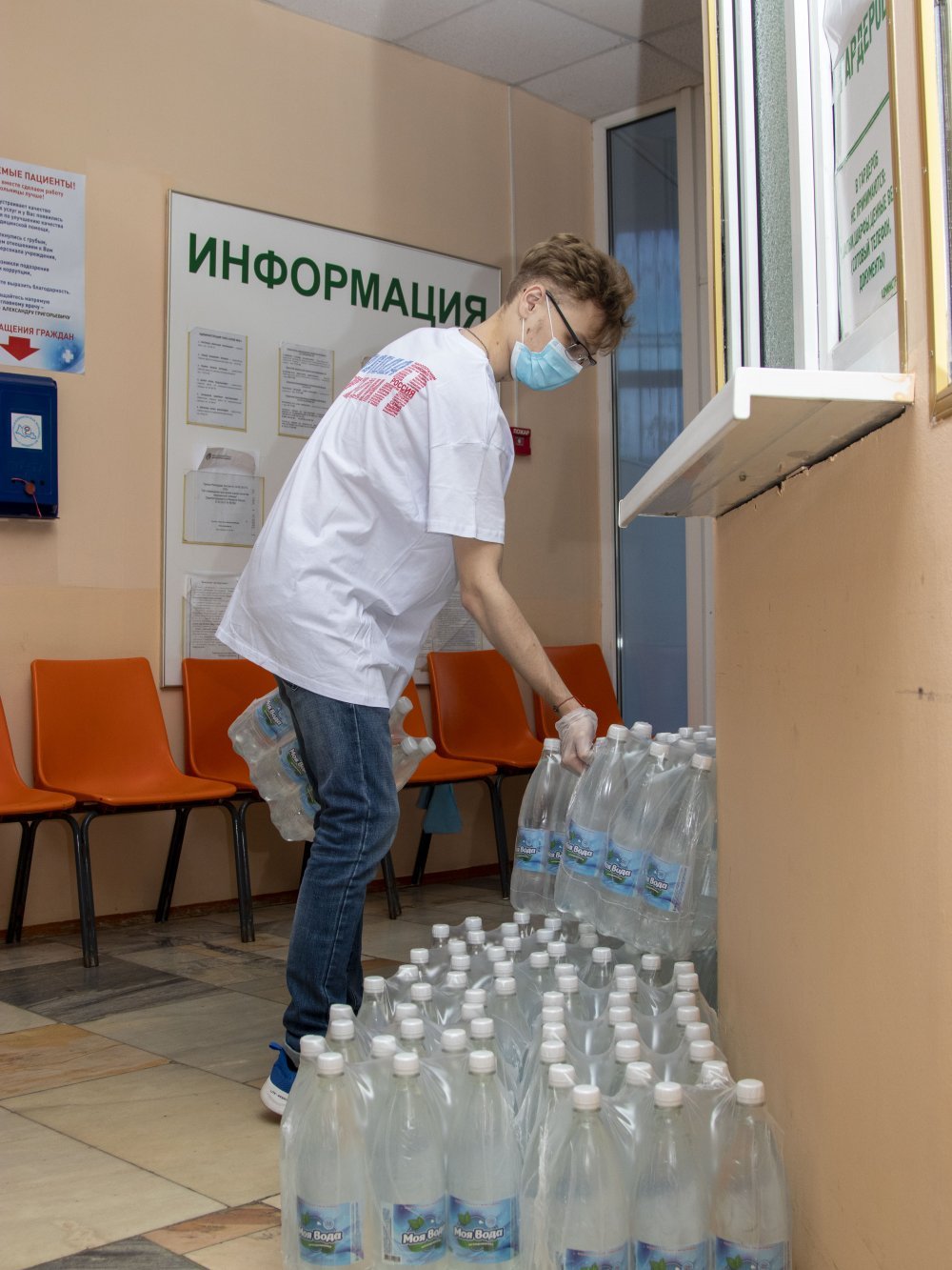 В Оренбурге активисты единого волонтерского штаба доставили воду медикам и пациентам Covid-центра