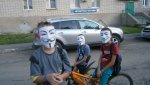 В Гае по улицам разгуливают дети в масках