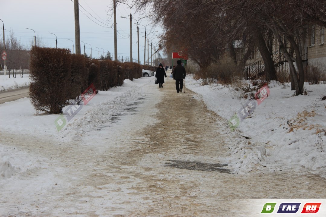 В гололедицу тротуары посыпают песком. Посыпание тротуаров в старой Майне. Гололед посыпают песком. Дворник посыпает песком каток. Дворник посыпает песком лед.