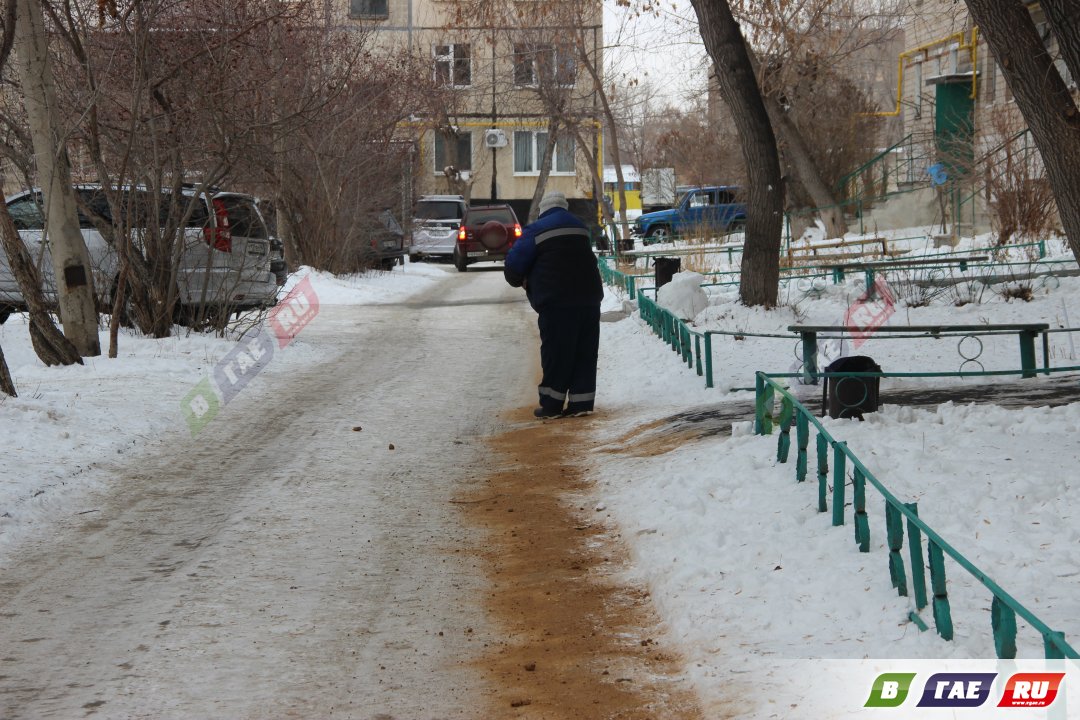 Посыпать лед песком. Посыпка песком дорожек. Посыпка песком дорожек в зимний период. Посыпка песком в зимний период. Коммунальщики посыпаю дорожки.