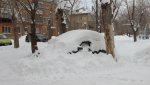 Машины хранятся под снежными одеялами