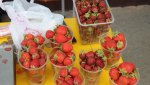Местная клубника дороже привозных ягод и фруктов