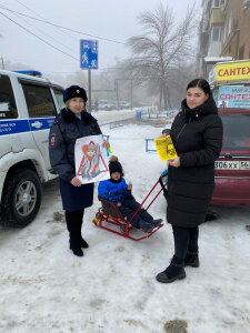 В преддверии дня матери сотрудники ОГИБДД Гайского городского округа обратились к мамам, гуляющим со своими детьми.