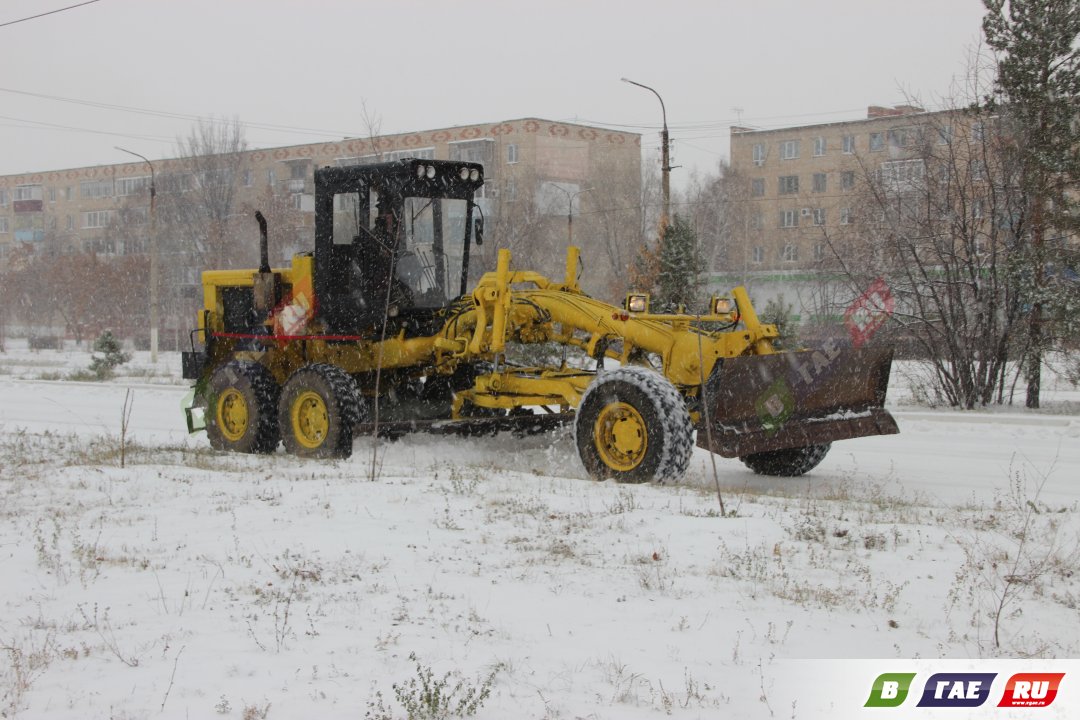 Снегопад в Гае. На улицы города вышла снегоуборочная техника » Гай ру .