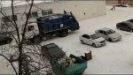 Машины во дворе мешают мусоровозу. Эвакуатор в помощь?
