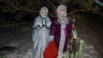 На ул. Комсомольской под сосной притаились Дед Мороз и Снегурочка