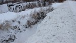 Дренажные канавы на ул.Промышленной отгородили снегом