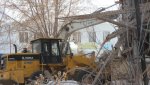 Ветхие дома под напором техники рушатся, как спичечные коробки