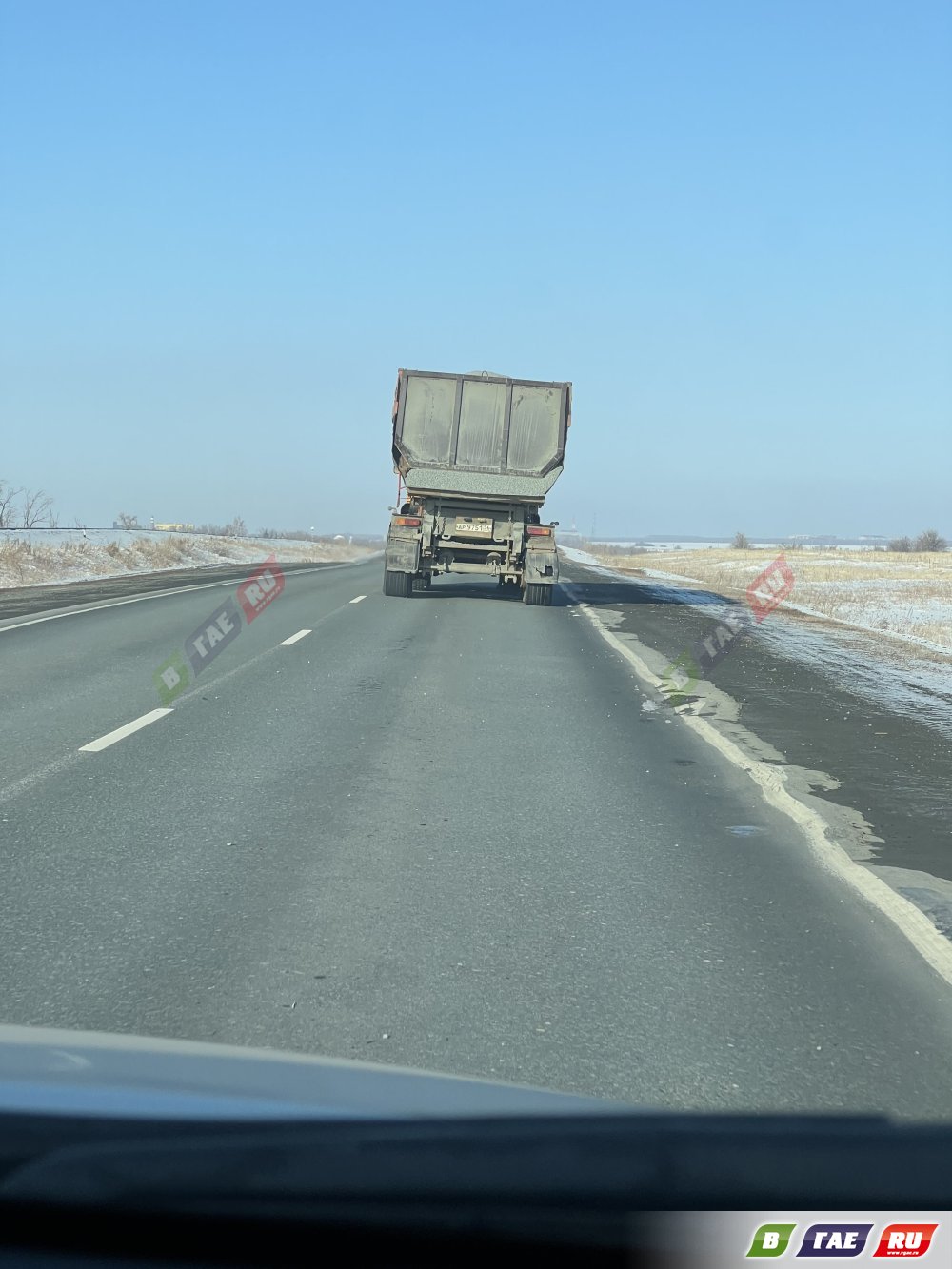 Летит щебенка в лобовое стекло от впереди идущей машины | 03.02.2023 |  Новости Гая - БезФормата