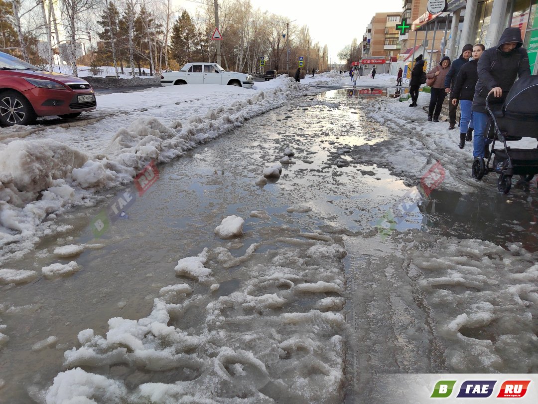 Тротуар на ул.Ленина в Гае вновь «затопило»