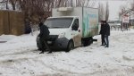 Буксуют автомобили в снежной каше