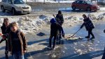 Гайские тимуровцы расчистили снежную кашу на ул.Ленина