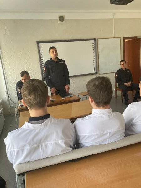 В рамках Всероссийской межведомственной комплексной оперативно-профилактической операции «Дети России – 2023» полицейские провели беседу со студентами