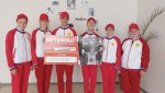 Хоккеист вручил воспитанникам детдома сертификат на 150 000 рублей