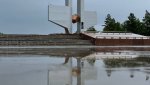 Фотограф заглянул в нутро стелы на бульваре