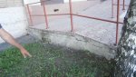 Упавший мужчина собрал толпу сочувствующих. Прибыла скорая помощь