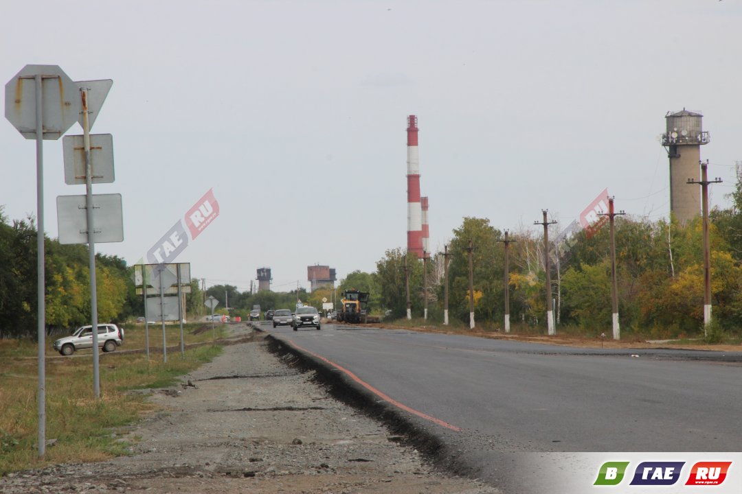 На Орском шоссе ведется отсыпка обочин для установки опор освещения