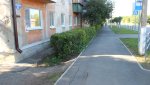 Кровлю ремонтировали - асфальт на тротуаре продавили