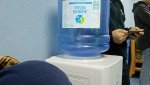 Кулер для воды забыли подключить