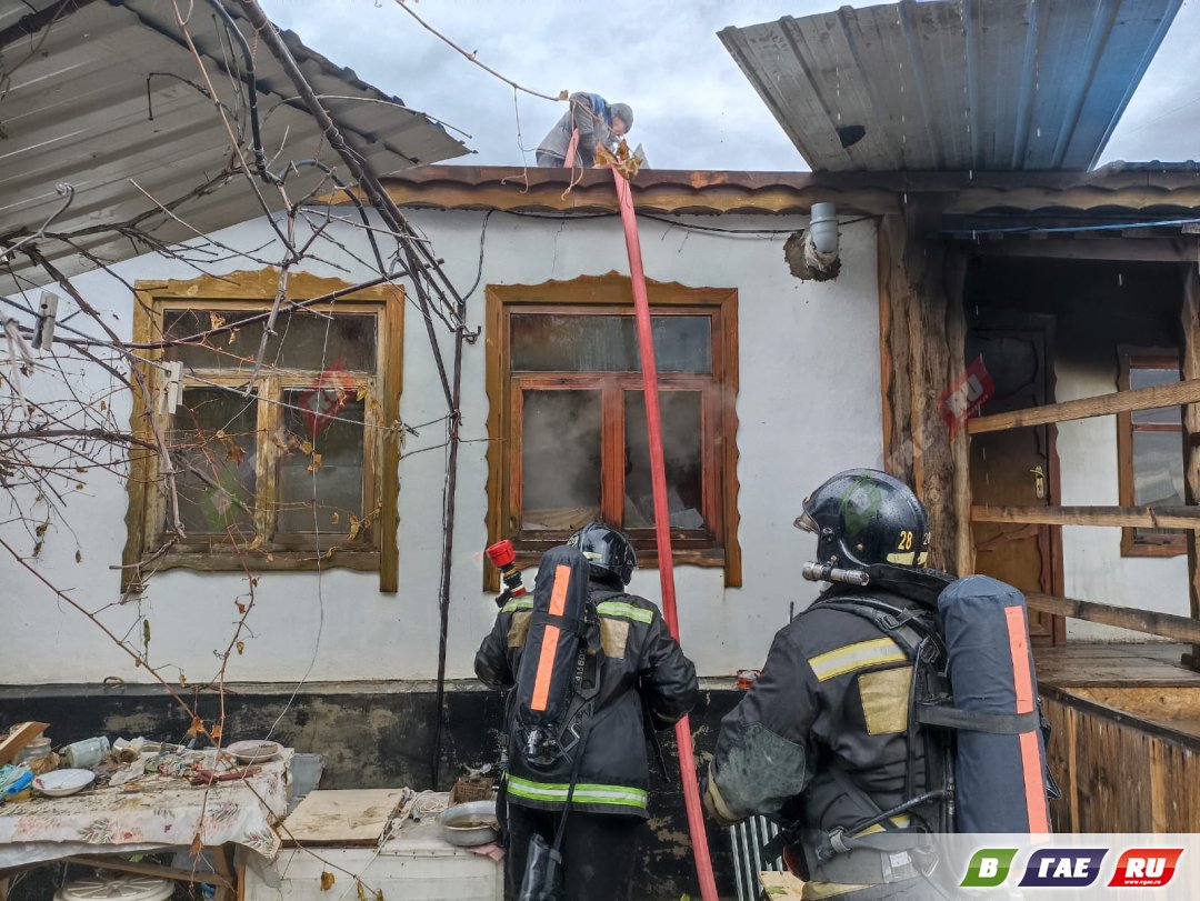 В селе Колпакском изнутри выгорел жилой дом | 24.10.2023 | Новости Гая -  БезФормата