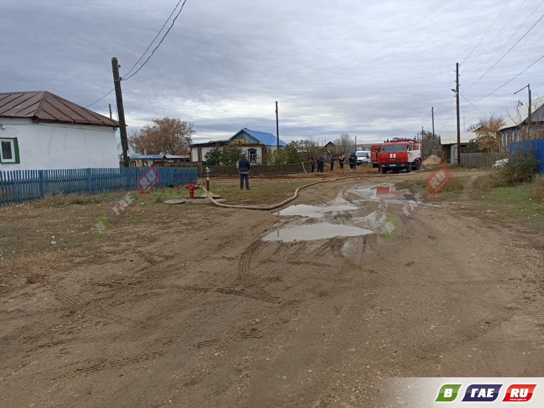 В селе Колпакском изнутри выгорел жилой дом | 24.10.2023 | Новости Гая -  БезФормата