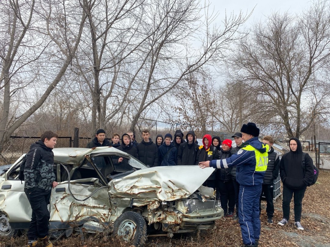 Студенты побывали на спецстоянке автомобилей, попавших в ДТП » Гай ру —  новости, объявления