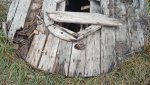 Рядом со школой - открытый колодец