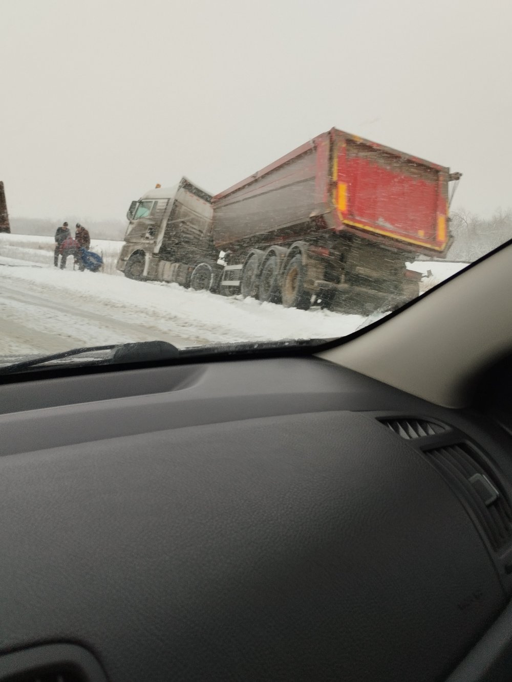 На орсой трассе в кювет улетела грузовая машина | 02.12.2023 | Новости Гая  - БезФормата