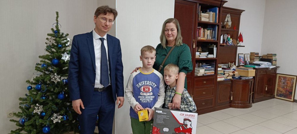 Алексей Пахомов подарил трем мальчикам из Оренбурга и Гая коньки и умные колонки