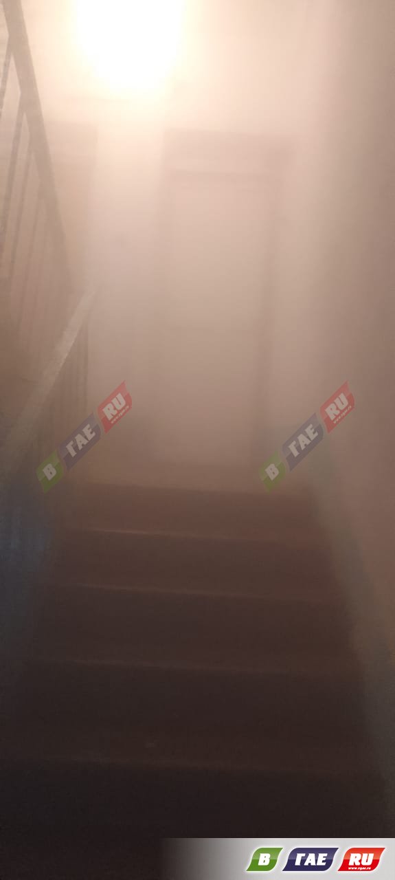 Густой туман окутал подъезд общежития