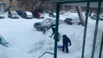 На уборку снега вышли жители дома