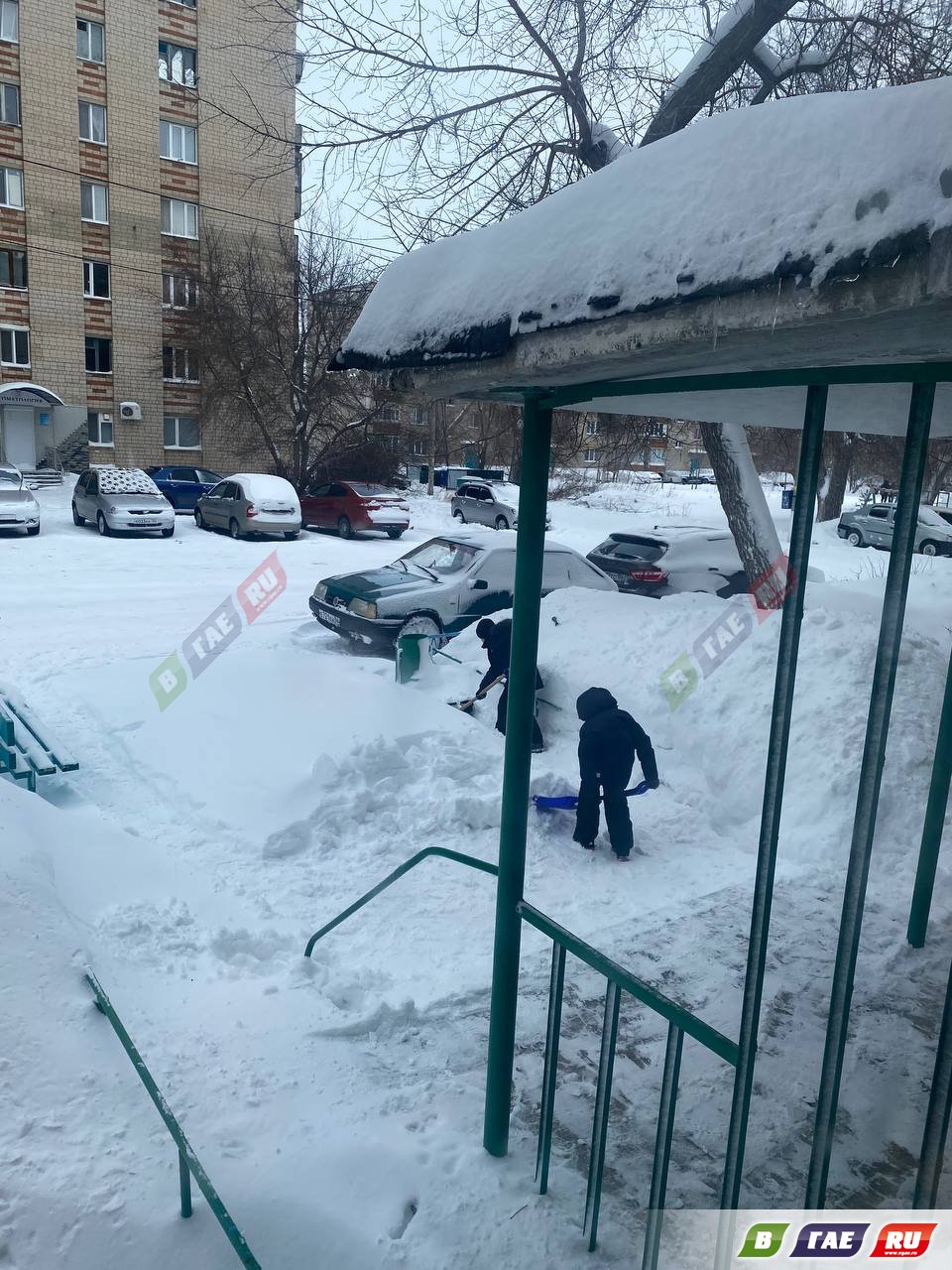 На уборку снега вышли жители дома | 15.01.2024 | Новости Гая - БезФормата