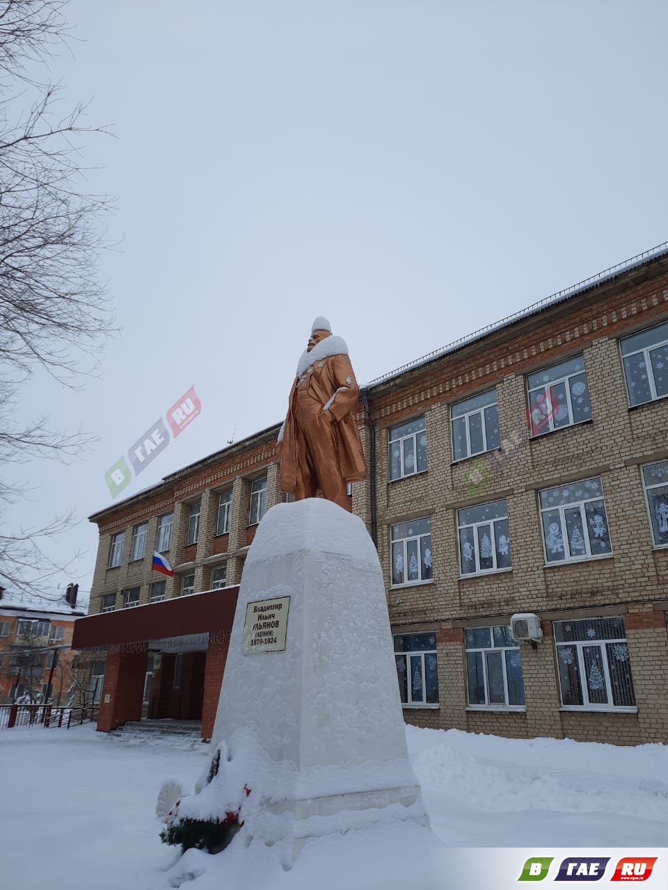 Снег превратил В.И. Ленина в новогодний персонаж