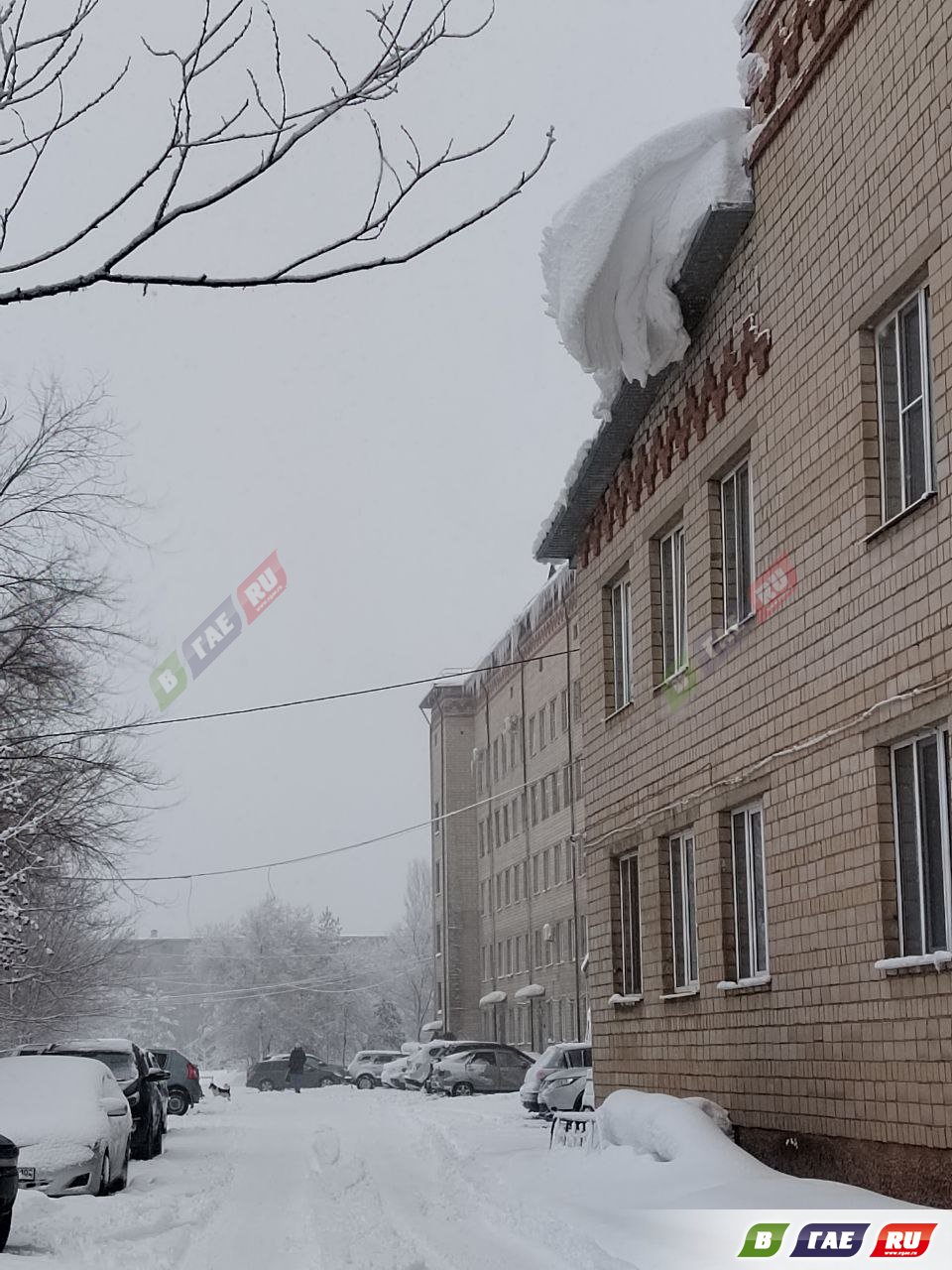 С крыши БК-2 свисает снежная угроза. Фотофакт