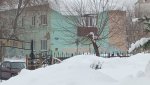 Огромные снежные «шапки» на домах внушают опасение