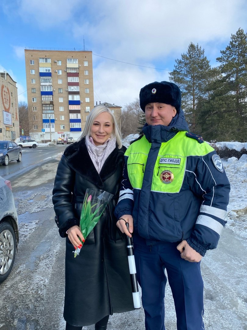 Сотрудники ГИБДД подарили женщинам-автомобилистам цветы | 08.03.2024 |  Новости Гая - БезФормата