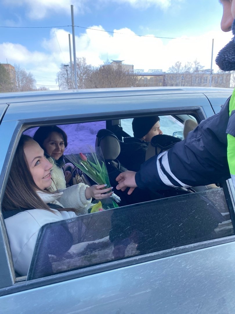 Сотрудники ГИБДД подарили женщинам-автомобилистам цветы | 08.03.2024 |  Новости Гая - БезФормата