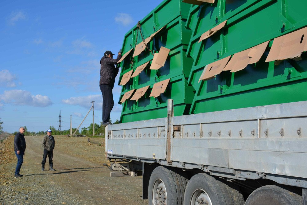 Для жителей Гайского округа завозят контейнеры для мусора «лодочки»