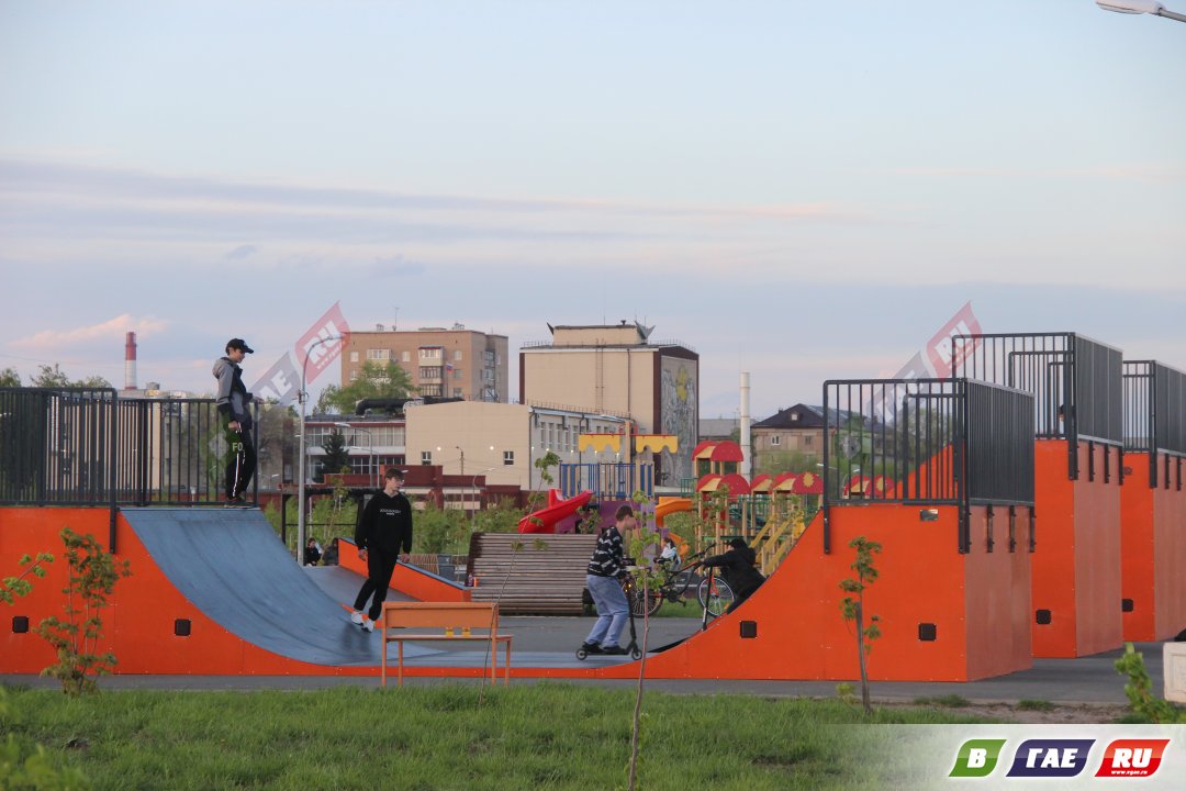 Точка притяжения детворы - скейт площадка в парке