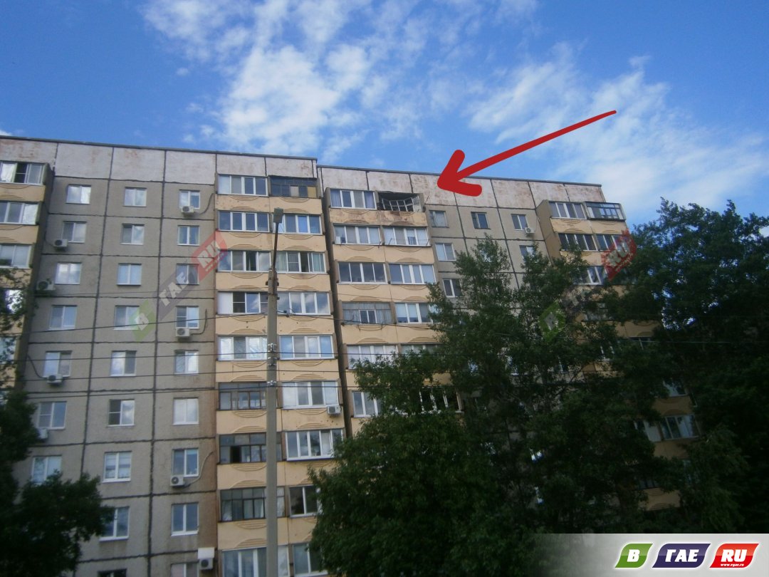 Жильцы дома пальцем указывают на балкон 9 этажа