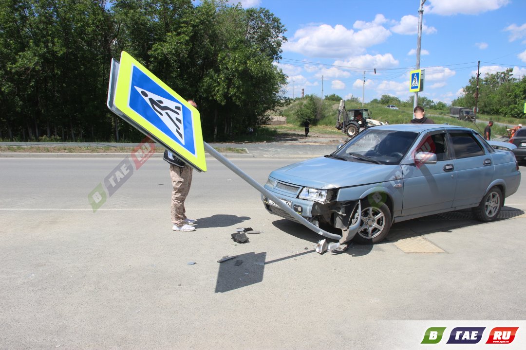 Автомобиль ВАЗ при столкновении снес дорожный знак возле моста