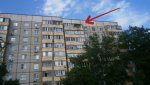 Жильцы дома пальцем указывают на балкон 9 этажа