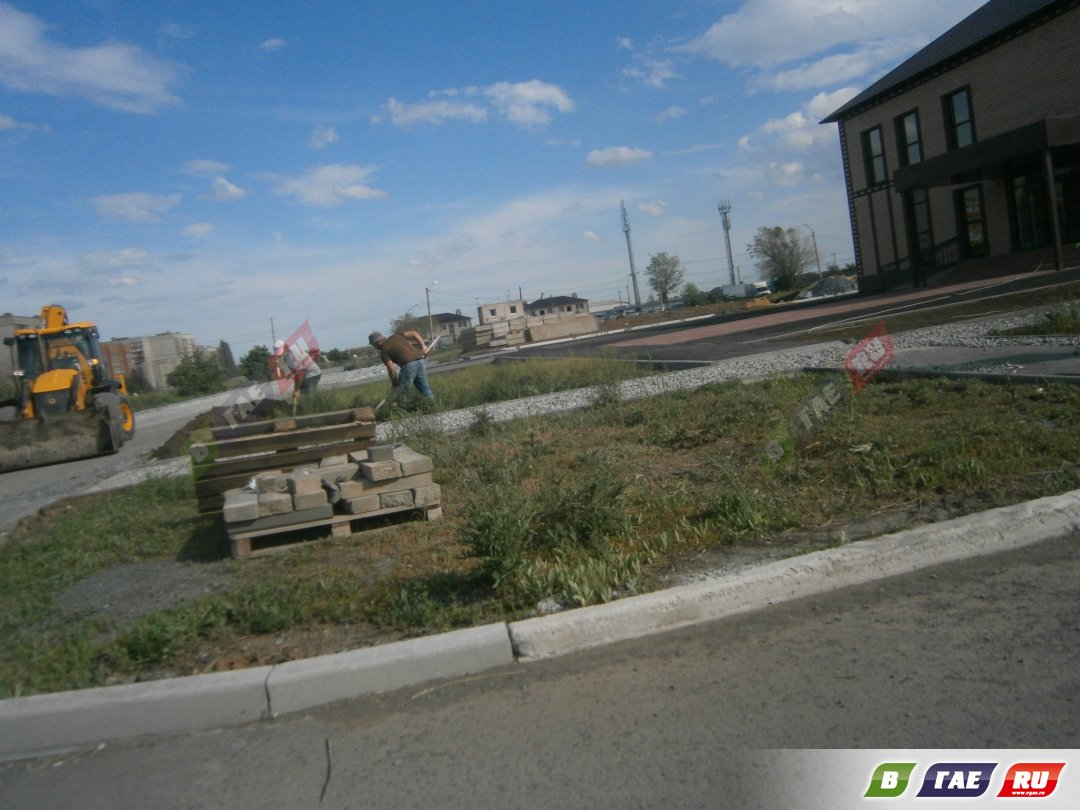 Территория возле нового здания мирового суда преображается | 07.06.2024 |  Новости Гая - БезФормата