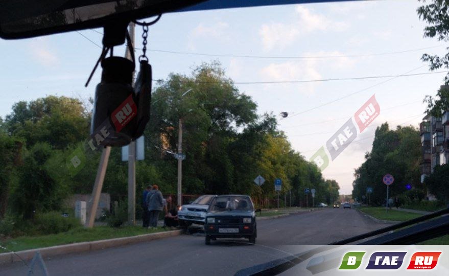ВАЗ‑1111 Ока и Hyundai Accent столкнулись на ул. Октябрьской