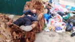 Гайчанин отдыхает в «отеле» возле мусорки