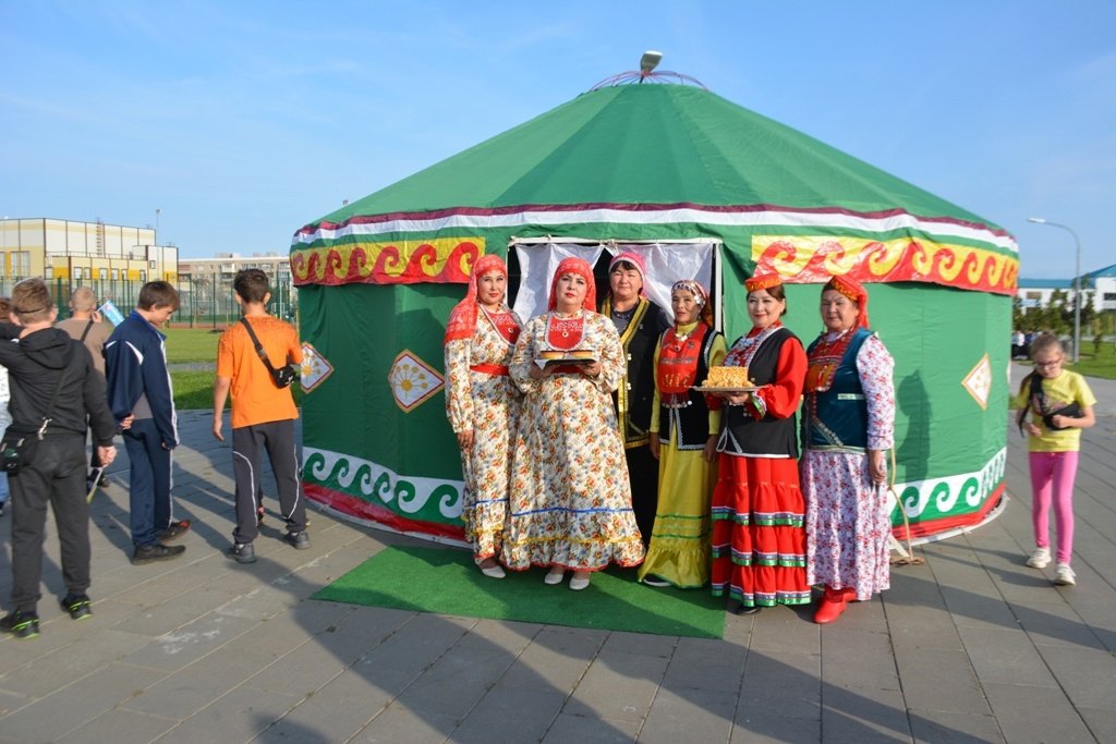 В гайском парке развернулся «Фестивальный городок тысячного города России»