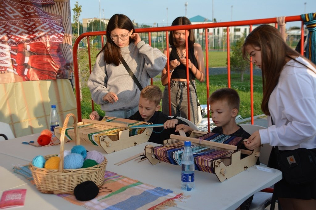 В гайском парке развернулся «Фестивальный городок тысячного города России»